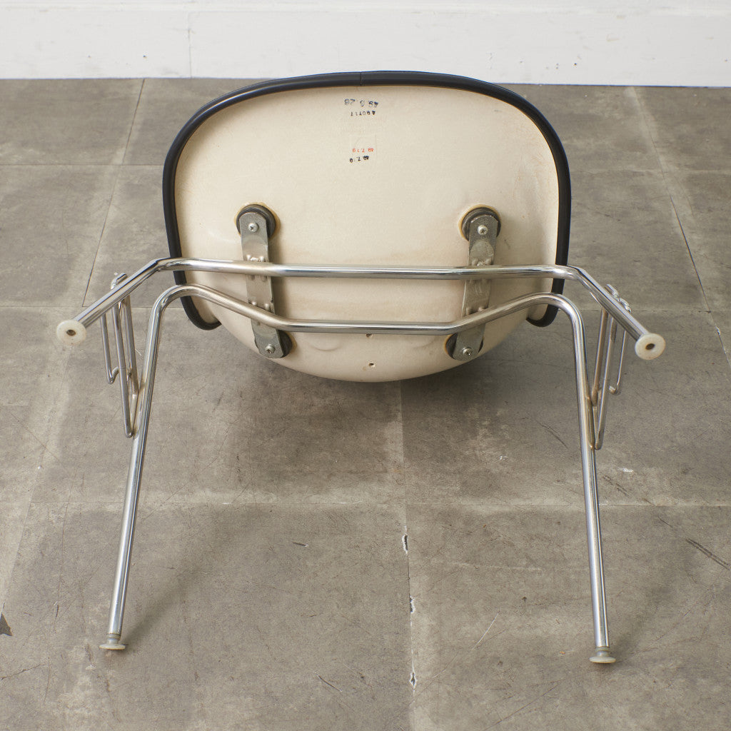 サイドシェルチェア スタッキングベース