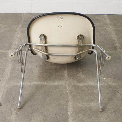 サイドシェルチェア スタッキングベース