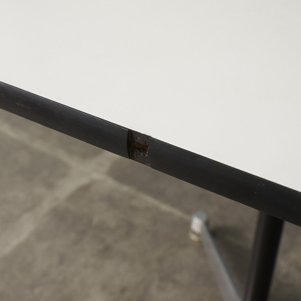 イームズ コントラクトベース テーブル