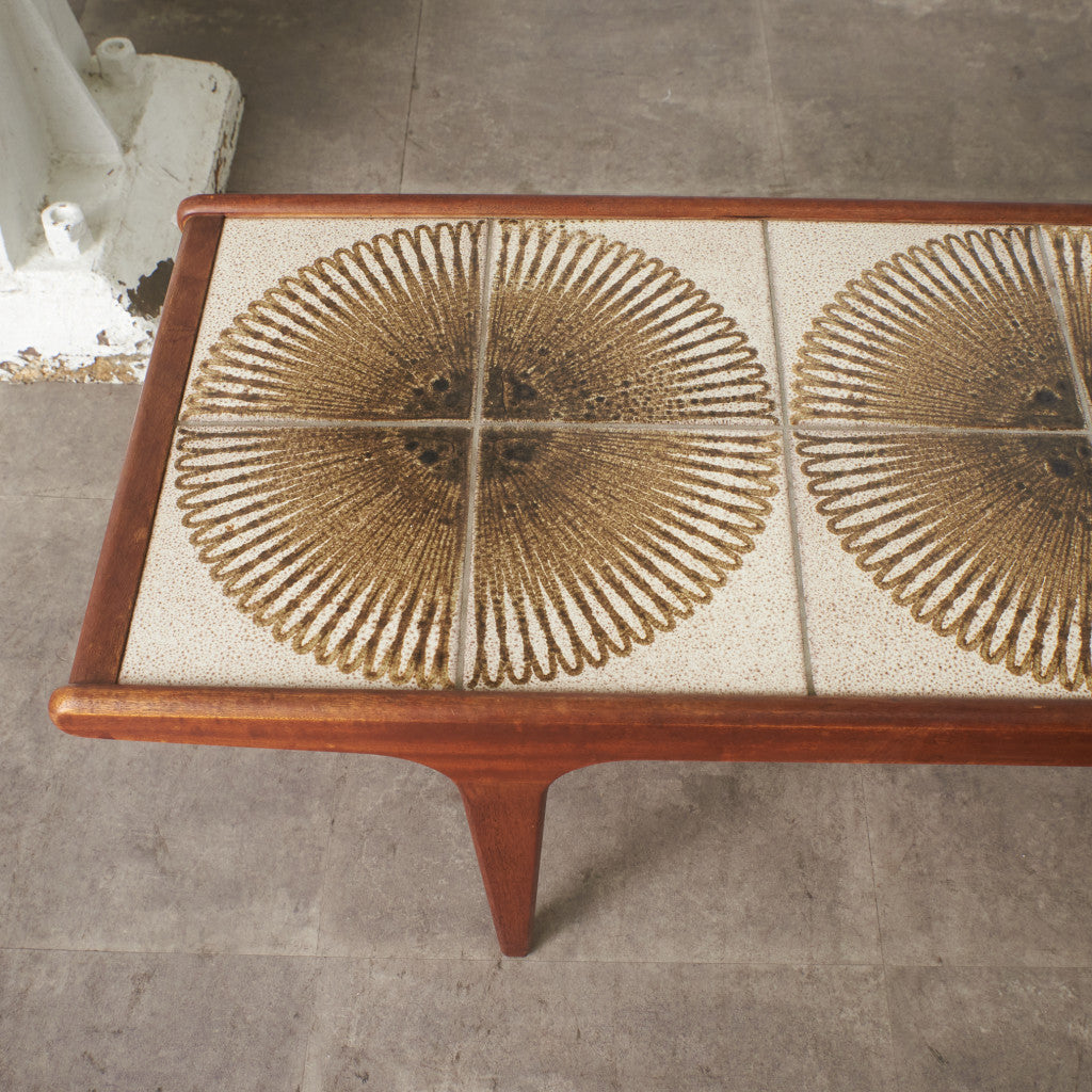 タイルトップ コーヒーテーブル