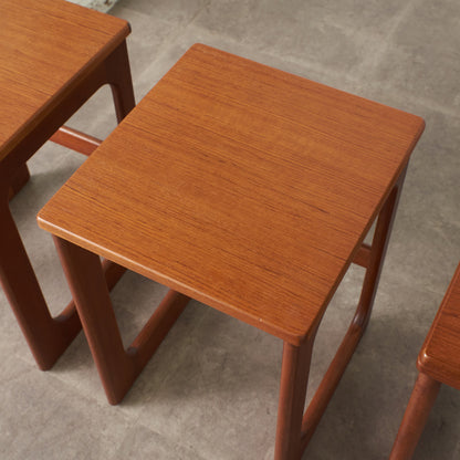 ヴィンテージ 拡張式天板付き ネストテーブル