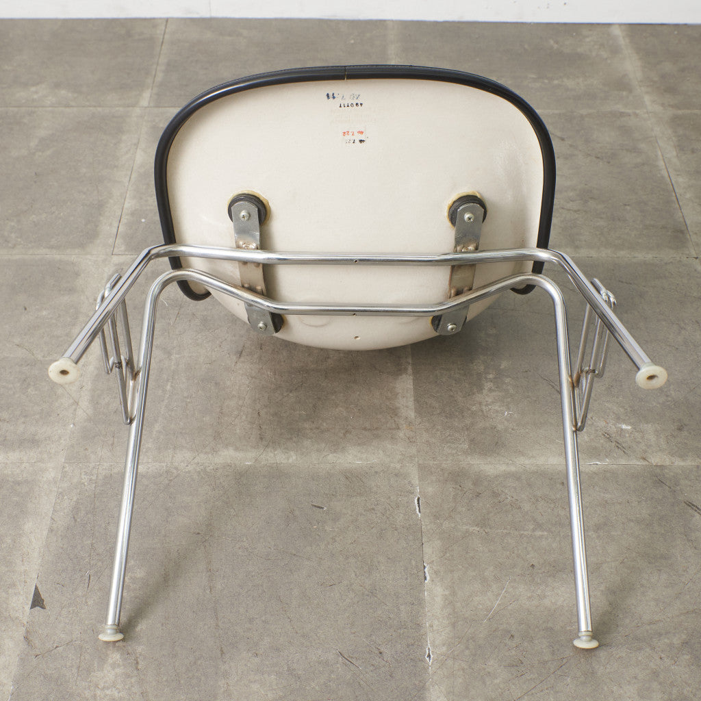 サイドシェルチェア スタッキングベース