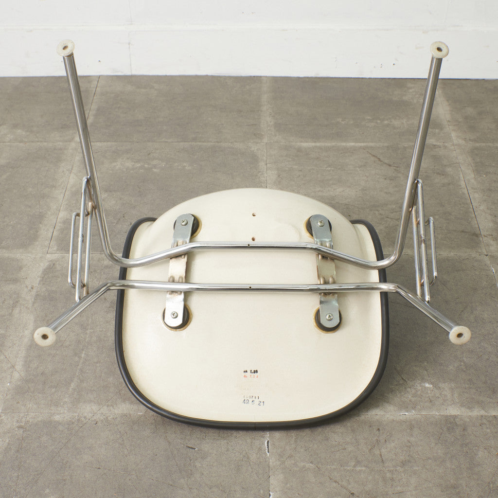 サイドシェルチェア スタッキングベース