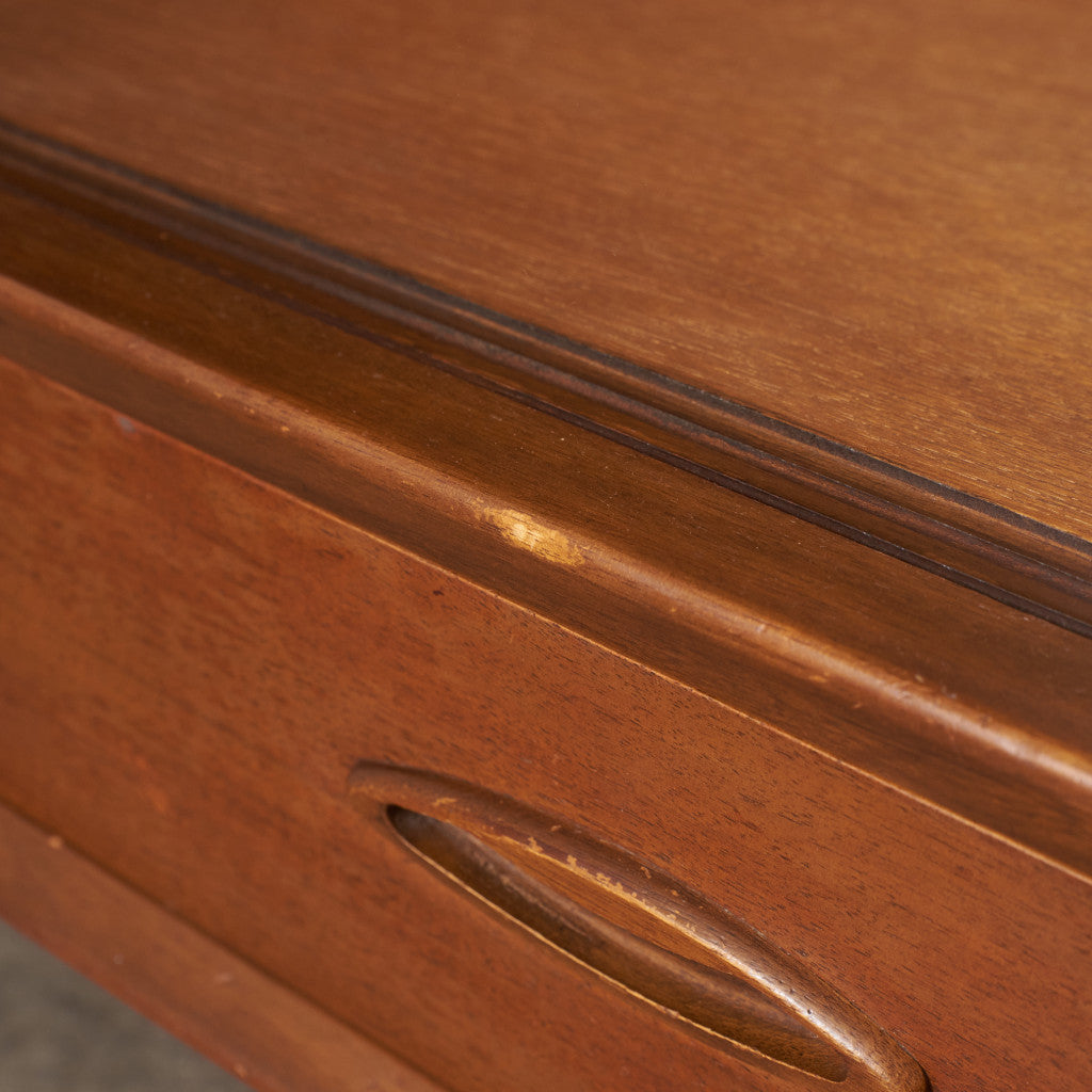 ヴィンテージ ナローガラスキャビネット