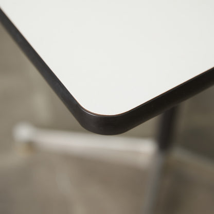 イームズ コントラクトベース テーブル