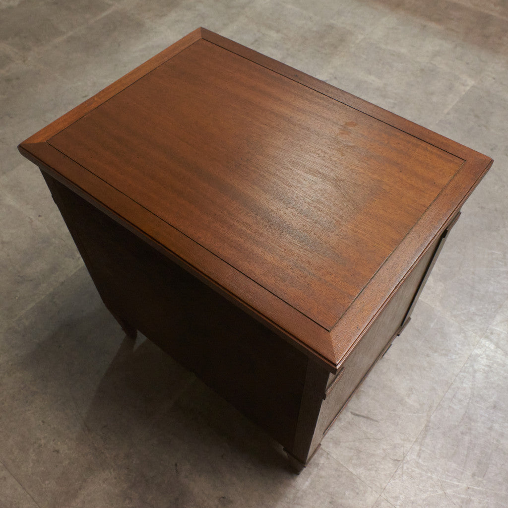 TRIUNE ナイトテーブル