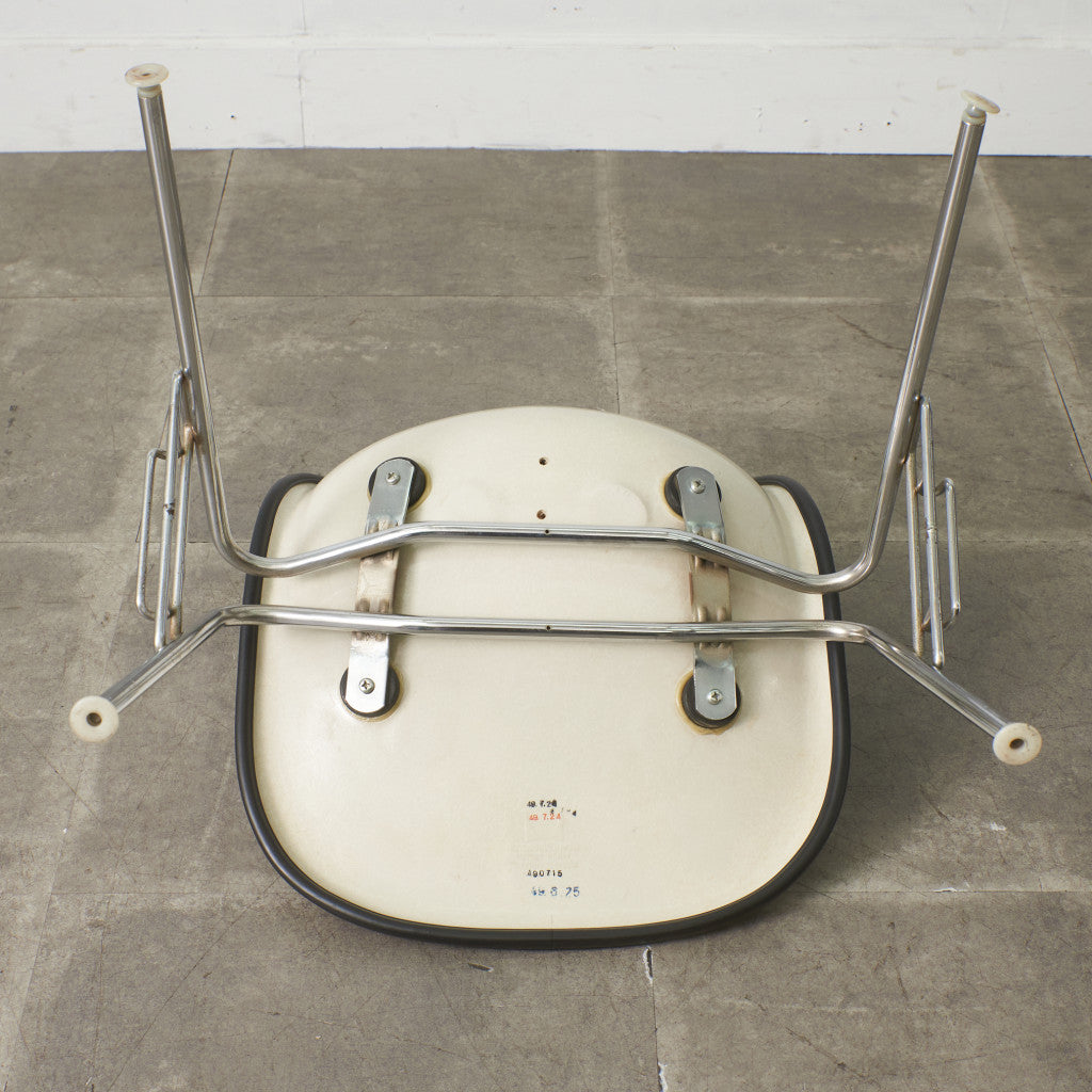 サイドシェルチェア スタッキングベース