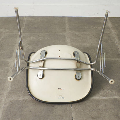 サイドシェルチェア スタッキングベース