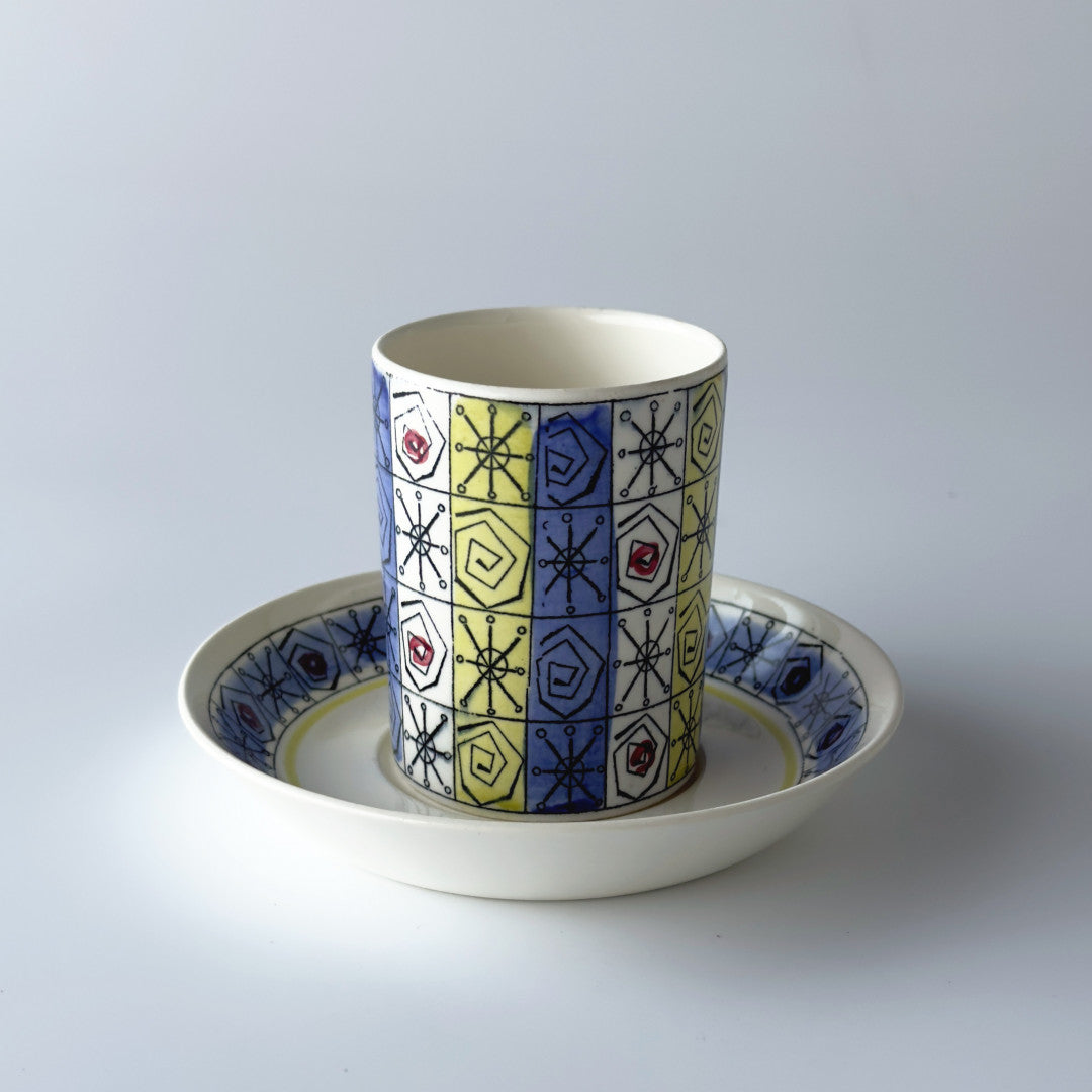 わ*ん様 英国調アンティークカップ 両持ち手付き 彫刻装飾