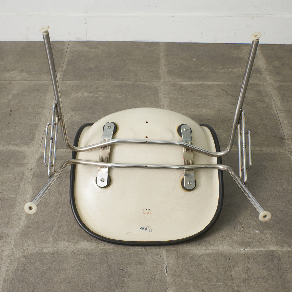 サイドシェルチェア スタッキングベース